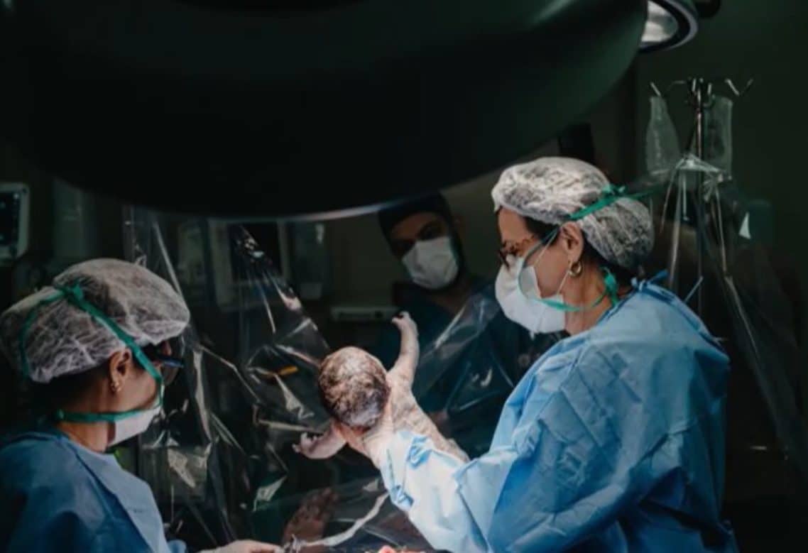 em cirurgia inedita no brasil medica queima tumor de bebe ainda no utero da mae 4 - Em cirurgia inédita no Brasil, médica 'queima' tumor de bebê ainda no útero da mãe