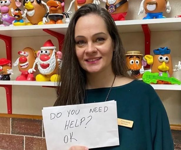 Garçonete salva vítima de abuso infantil usando bilhete que dizia "você precisa de ajuda?" – foi muito corajosa ideiasnutritivas.com - Garçonete salva vítima de abuso infantil usando bilhete que dizia "você precisa de ajuda?" – foi muito corajosa