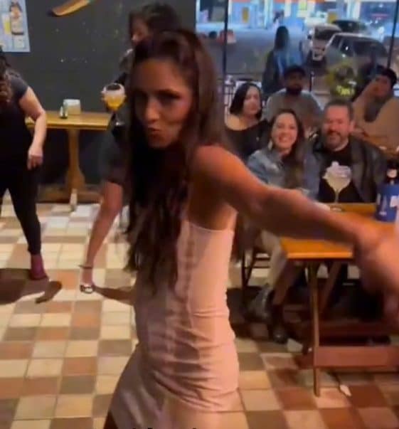 ideiasnutritivas.com - Jovem corta o próprio cabelo durante festa e vídeo viraliza: “Do nada ela pede uma tesoura”