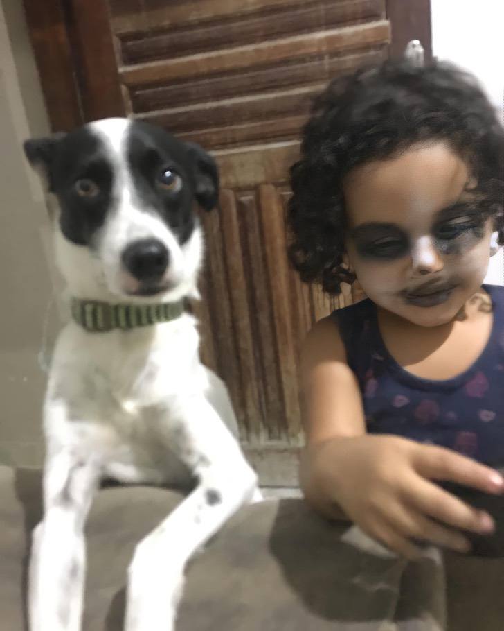 ideiasnutritivas.com - Menina de 3 anos é flagrada se maquiando para parecer o cachorro da casa: é seu melhor amigo