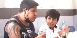 Menino foi almoçar no dia das mães com o pai porque não tem mãe: ele cumpre os dois papéis Menino foi almoçar no dia das mães com o pai porque não tem mãe: ele cumpre os dois papéis