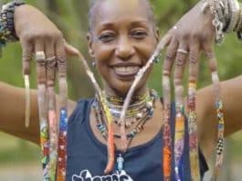 Mulher tem unhas de 30 cm após 30 anos sem cortá-las: “Eu amo a atenção que elas trazem”