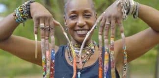 Mulher tem unhas de 30 cm após 30 anos sem cortá-las: “Eu amo a atenção que elas trazem” Mulher tem unhas de 30 cm após 30 anos sem cortá-las: “Eu amo a atenção que elas trazem”