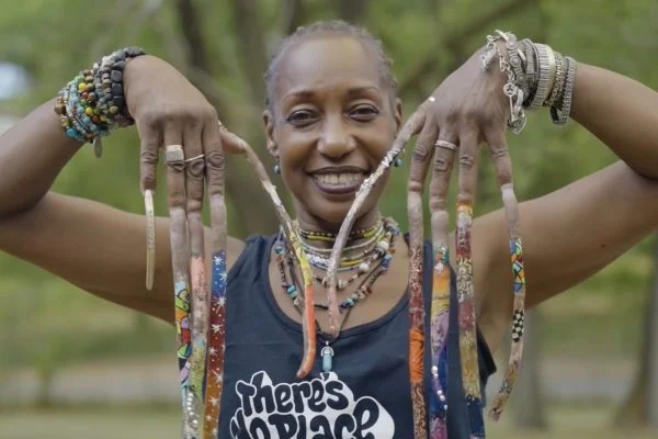 Mulher tem unhas de 30 cm após 30 anos sem cortá-las: “Eu amo a atenção que elas trazem” ideiasnutritivas.com - Mulher tem unhas de 30 cm após 30 anos sem cortá-las: “Eu amo a atenção que elas trazem”