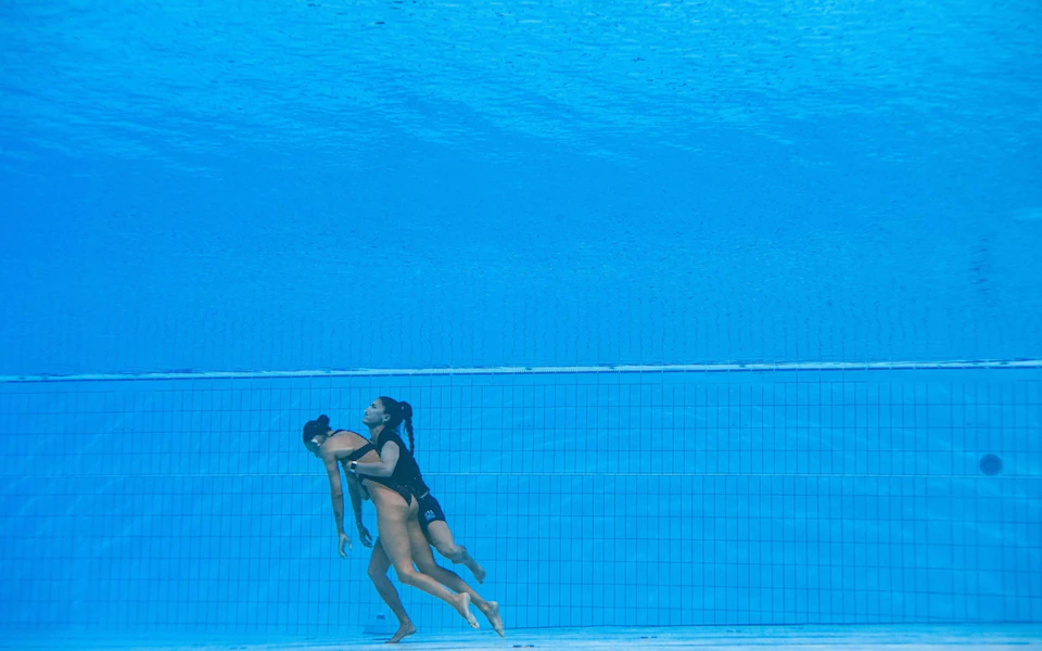nadadora americana desmaia e afunda na piscina durante apresentacao de nado sincronizado 2 - Nadadora americana desmaia e afunda na piscina durante apresentação de nado sincronizado