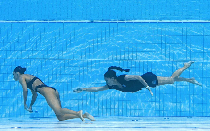 nadadora americana desmaia e afunda na piscina durante apresentacao de nado sincronizado - Nadadora americana desmaia e afunda na piscina durante apresentação de nado sincronizado