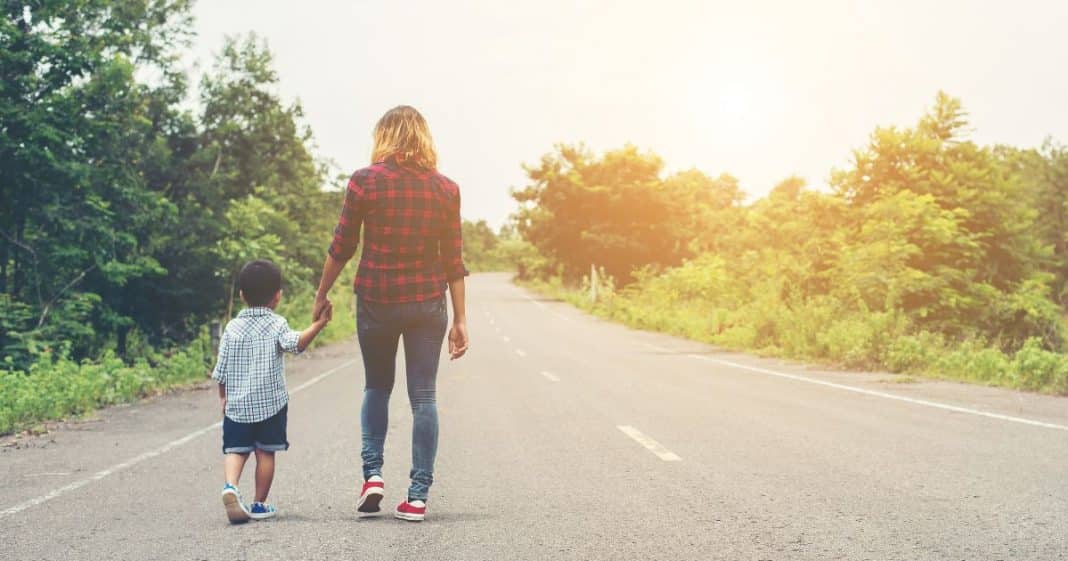 Uma mãe solteira tem um coração de ouro, não tire vantagem disso