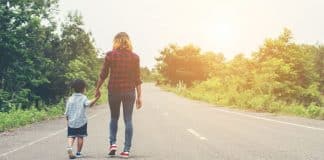 Uma mãe solteira tem um coração de ouro, não tire vantagem disso Uma mãe solteira tem um coração de ouro, não tire vantagem disso