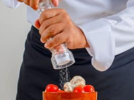 Colocar sal a mais na comida pronta pode diminuir dois anos a expectativa de vida