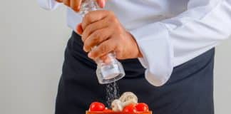 Colocar sal a mais na comida pronta pode diminuir dois anos a expectativa de vida Colocar sal a mais na comida pronta pode diminuir dois anos a expectativa de vida