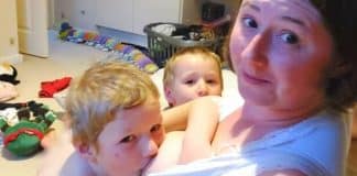 Mãe ainda amamenta seus filhos de 5 e 6 anos para fortalecer o relacionamento. Um deles disse que não para antes dos 10. Mãe ainda amamenta seus filhos de 5 e 6 anos para fortalecer o relacionamento. Um deles disse que não para antes dos 10.