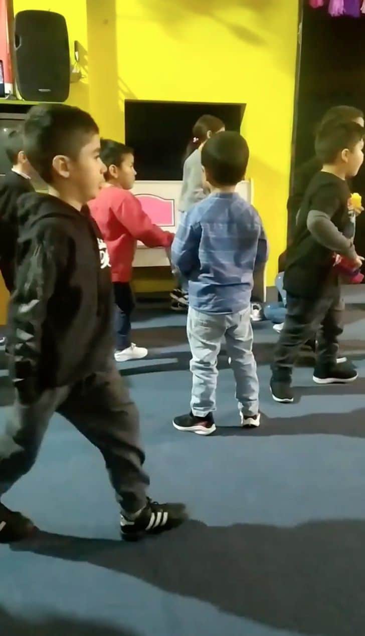 Menino preferiu perder jogo e levou melhor amigo com autismo pela mão quando não sabia o que fazer ideiasnutritivas.com - Menino preferiu perder jogo e levou melhor amigo com autismo pela mão quando não sabia o que fazer