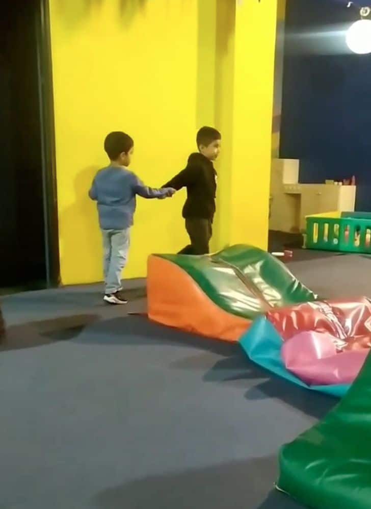 Menino preferiu perder jogo e levou melhor amigo com autismo pela mão quando não sabia o que fazer ideiasnutritivas.com - Menino preferiu perder jogo e levou melhor amigo com autismo pela mão quando não sabia o que fazer