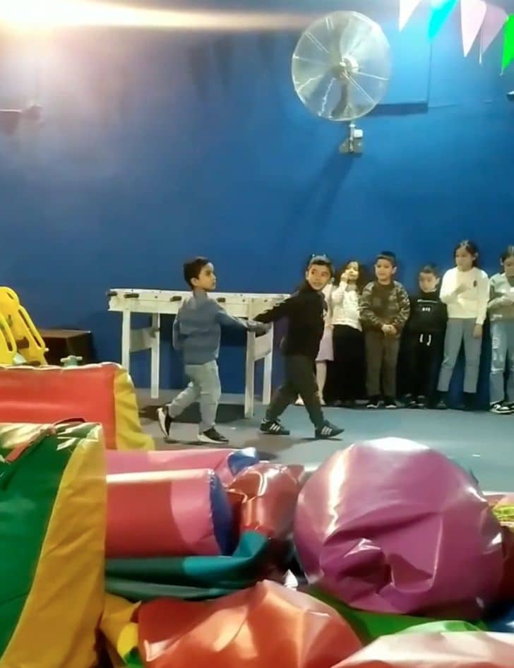 Menino preferiu perder jogo e levou melhor amigo com autismo pela mão quando não sabia o que fazer ideiasnutritivas.com - Menino preferiu perder jogo e levou melhor amigo com autismo pela mão quando não sabia o que fazer