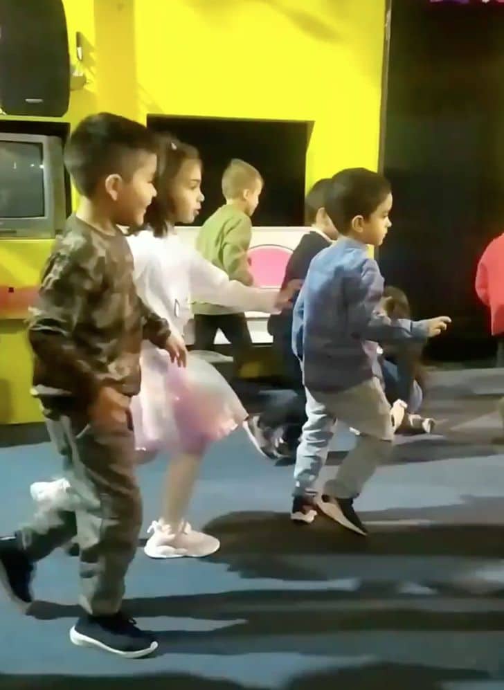 Menino preferiu perder jogo e levou melhor amigo com autismo pela mão quando não sabia o que fazer ideiasnutritivas.com - Menino preferiu perder jogo e levou melhor amigo com autismo pela mão quando não sabia o que fazer