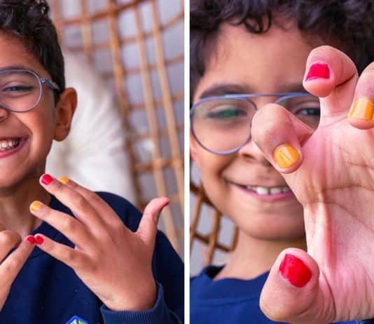 Casal gay atende desejo de filho de 8 anos pintando suas unhas e viraliza: “Ele é livre”