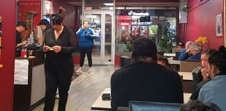 Clientes arregaçam as mangas e começam a trabalhar de graça em restaurante para ajudar funcionário Clientes arregaçam as mangas e começam a trabalhar de graça em restaurante para ajudar funcionário