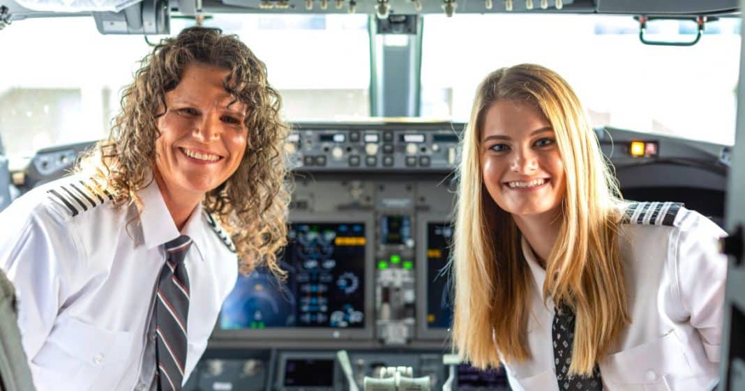 Companhia aérea faz história com primeira dupla de pilotos mãe e filha!