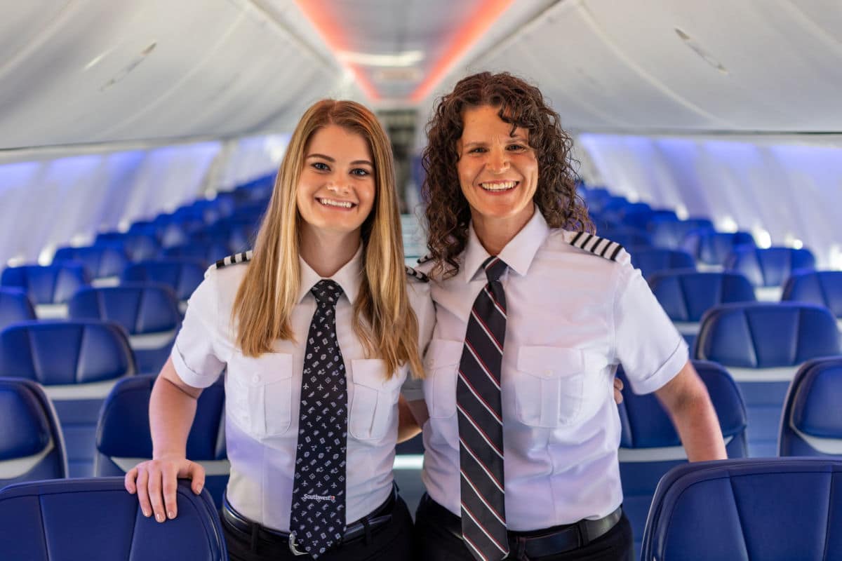 Companhia aérea faz história com primeira dupla de pilotos mãe e filha! ideiasnutritivas.com - Companhia aérea faz história com primeira dupla de pilotos mãe e filha!