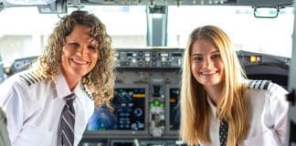 Companhia aérea faz história com primeira dupla de pilotos mãe e filha! Companhia aérea faz história com primeira dupla de pilotos mãe e filha!
