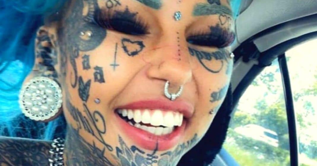 Mulher que tatuou 99% do corpo acha ‘difícil’ conseguir emprego por sua aparência